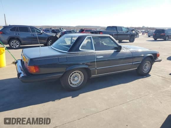 1985 Mercedes-Benz SL z VIN WDBBA45C6FA029973, wystawiony jako Copart lot #85500844 z przebiegiem 107 392 mil mil oraz Czysty tytuł • Clean title. Historia ofert i sprzedaży dostępna na DreamBid. Obrazek 3.