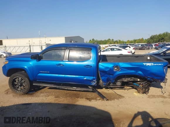 2018 Toyota Tacoma SR5 z VIN 3TMBZ5DN7JM013733, wystawiony jako IAAI lot #43169892 z przebiegiem 175 949 mil mil oraz . Historia ofert i sprzedaży dostępna na DreamBid. Obrazek 14.