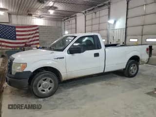 2010 Ford F-150 XL с VIN 1FTMF1C83AKA83985, выставлен на аукционе Copart как лот 44575155 с пробегом 315 277 миль миль и Списание • Salvage title. История ставок и продаж доступна на DreamBid. Изображение 1.