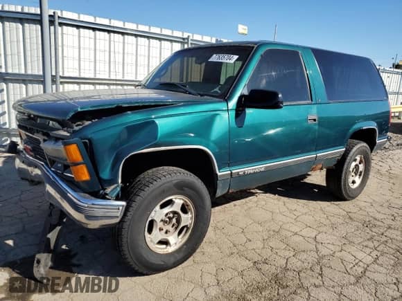 1998 Chevrolet Tahoe z VIN 3GNEK18R1WG135184, wystawiony jako Copart lot #77635704 z przebiegiem 225 016 mil mil oraz Szkoda całkowita • Salvage title. Historia ofert i sprzedaży dostępna na DreamBid. Obrazek 1.