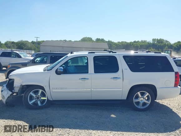 2014 Chevrolet Suburban LTZ z VIN 1GNSKKE70ER143643, wystawiony jako IAAI lot #43075437 z przebiegiem 39 400 mil mil oraz . Historia ofert i sprzedaży dostępna na DreamBid. Obrazek 14.