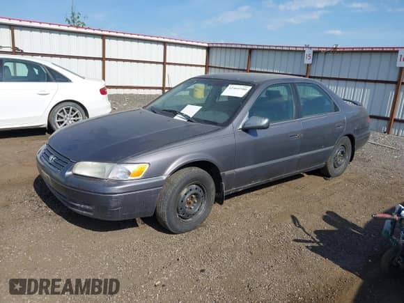1999 Toyota Camry LE z VIN JT2BG22K4X0271967, wystawiony jako IAAI lot #42464880 z przebiegiem 200 314 mil mil oraz . Historia ofert i sprzedaży dostępna na DreamBid. Obrazek 2.