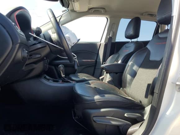 2019 Jeep Compass Trailhawk z VIN 3C4NJDDB0KT709670, wystawiony jako Copart lot #84705395 z przebiegiem 65 589 mil mil oraz Szkoda całkowita • Salvage title. Historia ofert i sprzedaży dostępna na DreamBid. Obrazek 7.