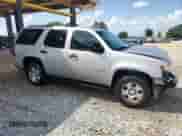 2009 Chevrolet Tahoe LS z VIN 1GNFC13C39R174495, wystawiony jako Copart lot #56460185 z przebiegiem 266 781 mil mil oraz Szkoda całkowita • Salvage title. Historia ofert i sprzedaży dostępna na DreamBid. Obrazek 4.