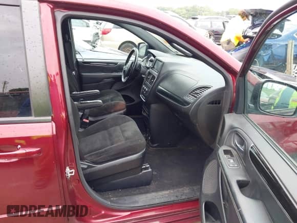 2017 Dodge Grand Caravan SE z VIN 2C4RDGBG9HR645763, wystawiony jako IAAI lot #42370559 z przebiegiem 101 822 mil mil oraz . Historia ofert i sprzedaży dostępna na DreamBid. Obrazek 5.