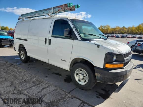 2006 Chevrolet Express Cargo с VIN 1GCGG25V861256089, выставлен на аукционе Copart как лот 68222995 с пробегом 214 562 миль миль и Списание • Salvage title. История ставок и продаж доступна на DreamBid. Изображение 4.