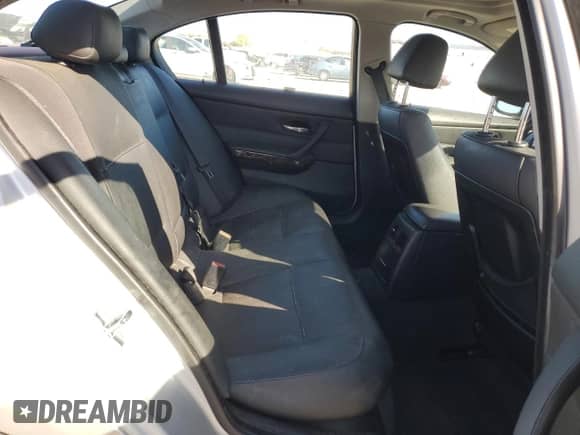 2007 BMW 3 Series 328xi z VIN WBAVC73557KP33136, wystawiony jako Copart lot #85649935 z przebiegiem 178 613 mil mil oraz Czysty tytuł • Clean title. Historia ofert i sprzedaży dostępna na DreamBid. Obrazek 10.