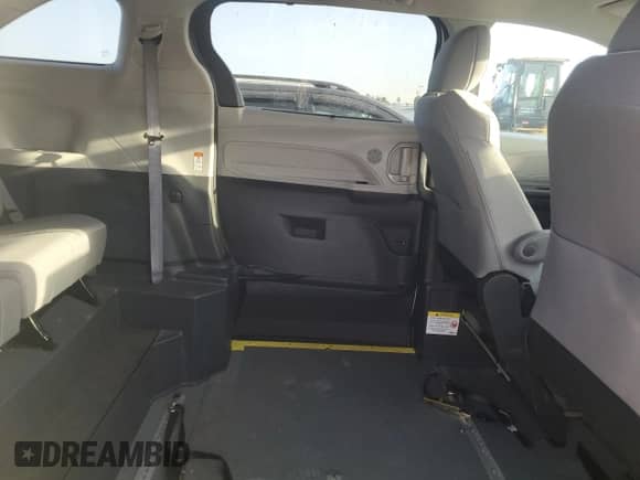 2024 Toyota Sienna LE z VIN 5TDKRKEC2RS202913, wystawiony jako Copart lot #48065035 z przebiegiem Nie podano mil oraz Szkoda całkowita • Salvage title. Historia ofert i sprzedaży dostępna na DreamBid. Obrazek 11.