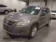 2009 Volkswagen Tiguan S с VIN WVGAV75N29W002180, выставлен на аукционе IAAI как лот 42417787 с пробегом 236 834 миль миль и . История ставок и продаж доступна на DreamBid. Изображение 2.