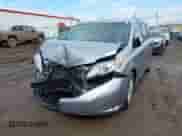 2017 Toyota Sienna XLE Auto Access Seat z VIN 5TDYZ3DC9HS795220, wystawiony jako IAAI lot #41641227 z przebiegiem 86 336 mil mil oraz . Historia ofert i sprzedaży dostępna na DreamBid. Obrazek 6.