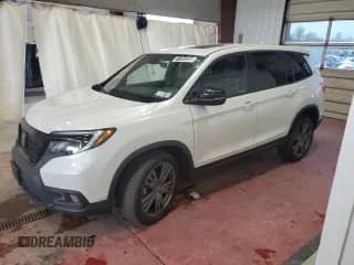 2021 Honda Passport EX-L z VIN 5FNYF8H5XMB033837, wystawiony jako Copart lot #71701255 z przebiegiem 67 044 mil mil oraz Czysty tytuł • Clean title. Historia ofert i sprzedaży dostępna na DreamBid. Obrazek 1.