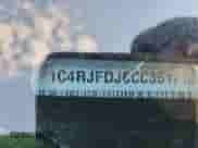 2012 Jeep Grand Cherokee SRT-8 z VIN 1C4RJFDJ6CC351718, wystawiony jako Copart lot #70483635 z przebiegiem 110 822 mil mil oraz Szkoda całkowita • Salvage title. Historia ofert i sprzedaży dostępna na DreamBid. Obrazek 13.