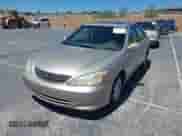 2004 Toyota Camry LE z VIN 4T1BF32K74U067244, wystawiony jako IAAI lot #43162095 z przebiegiem 370 818 mil mil oraz . Historia ofert i sprzedaży dostępna na DreamBid. Obrazek 2.