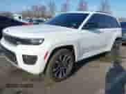 2023 Jeep Grand Cherokee Overland z VIN 1C4RJHDG0PC568879, wystawiony jako IAAI lot #41822063 z przebiegiem 32 598 mil mil oraz . Historia ofert i sprzedaży dostępna na DreamBid. Obrazek 19.