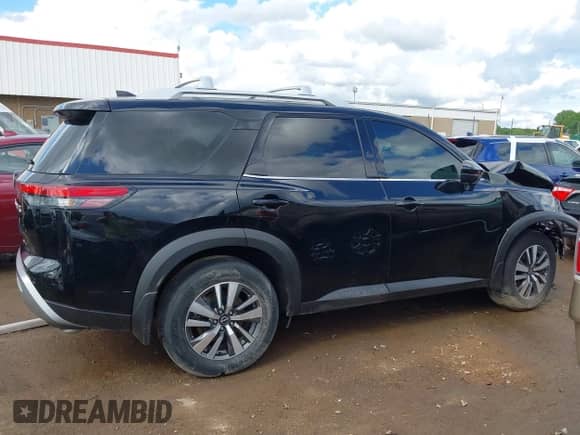 2024 Nissan Pathfinder SL z VIN 5N1DR3CA8RC211175, wystawiony jako IAAI lot #42186719 z przebiegiem 24 643 mil mil oraz . Historia ofert i sprzedaży dostępna na DreamBid. Obrazek 13.