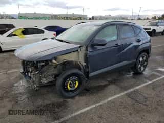 2024 Hyundai Kona SEL с VIN KM8HBCAB4RU070441, выставлен на аукционе Copart как лот 80149564 с пробегом 19 477 миль миль и Списание • Salvage title. История ставок и продаж доступна на DreamBid. Изображение 1.