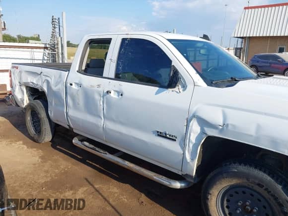 2019 Chevrolet Silverado 1500 Custom z VIN 2GCVKMEC7K1243970, wystawiony jako IAAI lot #43347102 z przebiegiem 79 556 mil mil oraz . Historia ofert i sprzedaży dostępna na DreamBid. Obrazek 6.