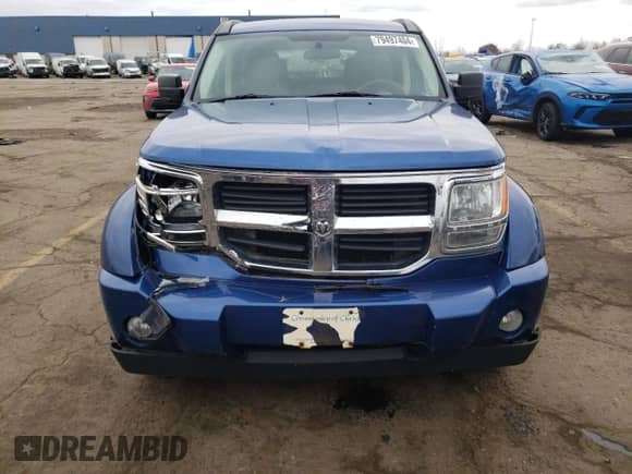 2009 Dodge Nitro SXT z VIN 1D8GU28K69W535771, wystawiony jako Copart lot #79497404 z przebiegiem 238 744 mil mil oraz Czysty tytuł • Clean title. Historia ofert i sprzedaży dostępna na DreamBid. Obrazek 5.