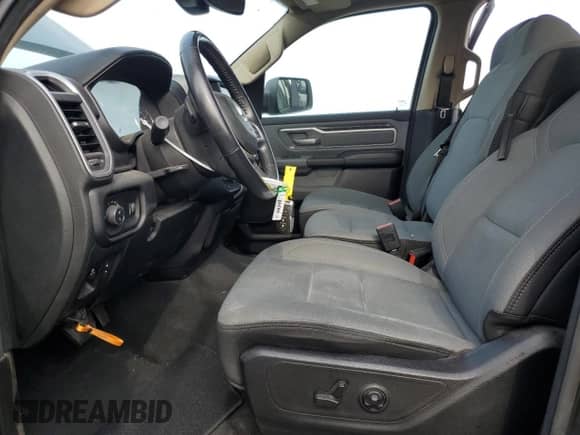 2020 Ram 1500 Big Horn z VIN 1C6RREFG1LN333692, wystawiony jako Copart lot #84649694 z przebiegiem 67 046 mil mil oraz Szkoda całkowita • Salvage title. Historia ofert i sprzedaży dostępna na DreamBid. Obrazek 7.