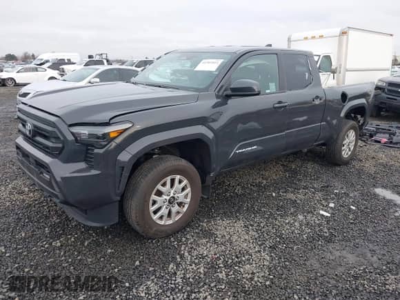 2024 Toyota Tacoma SR5 с VIN 3TMLB5JN7RM027267, выставлен на аукционе IAAI как лот 41502011 с пробегом 16 067 миль миль и . История ставок и продаж доступна на DreamBid. Изображение 18.
