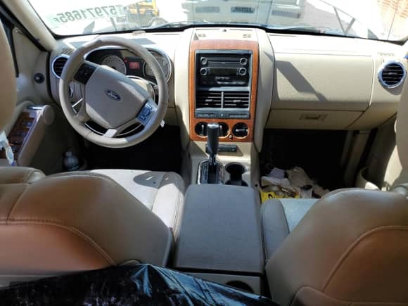 2009 Ford Explorer Eddie Bauer с VIN 1FMEU64E09UA31513, выставлен на аукционе Copart как лот 57971685 с пробегом 143 276 миль миль и Списание • Salvage title. История ставок и продаж доступна на DreamBid. Изображение 8.