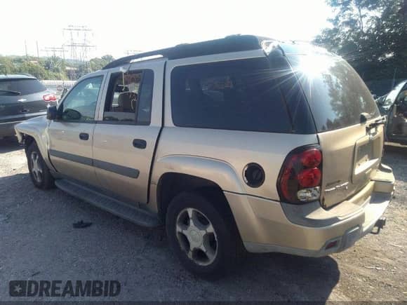 2005 Chevrolet TrailBlazer LT z VIN 1GNET16S056105905, wystawiony jako IAAI lot #39967790 z przebiegiem 215 129 mil mil oraz . Historia ofert i sprzedaży dostępna na DreamBid. Obrazek 3.