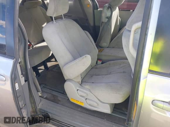 2011 Toyota Sienna LE z VIN 5TDKK3DC9BS047276, wystawiony jako IAAI lot #43385295 z przebiegiem 256 439 mil mil oraz . Historia ofert i sprzedaży dostępna na DreamBid. Obrazek 8.