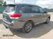 2016 Nissan Pathfinder S z VIN 5N1AR2MN7GC622160, wystawiony jako IAAI lot #42423550 z przebiegiem 179 560 mil mil oraz . Historia ofert i sprzedaży dostępna na DreamBid. Obrazek 4.