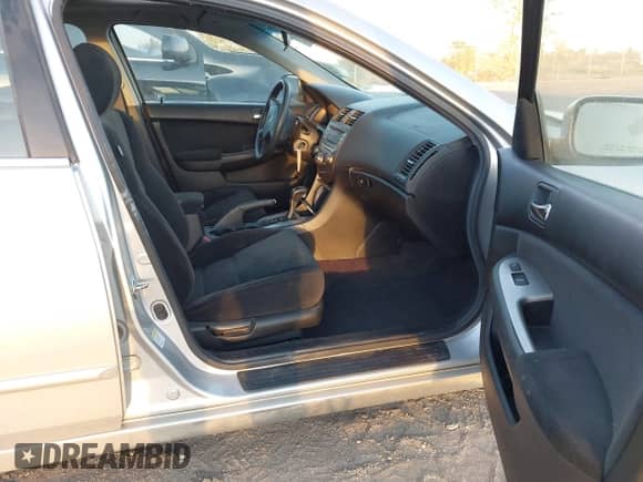 2007 Honda Accord EX z VIN 1HGCM56727A108953, wystawiony jako IAAI lot #43410123 z przebiegiem 89 819 mil mil oraz . Historia ofert i sprzedaży dostępna na DreamBid. Obrazek 5.