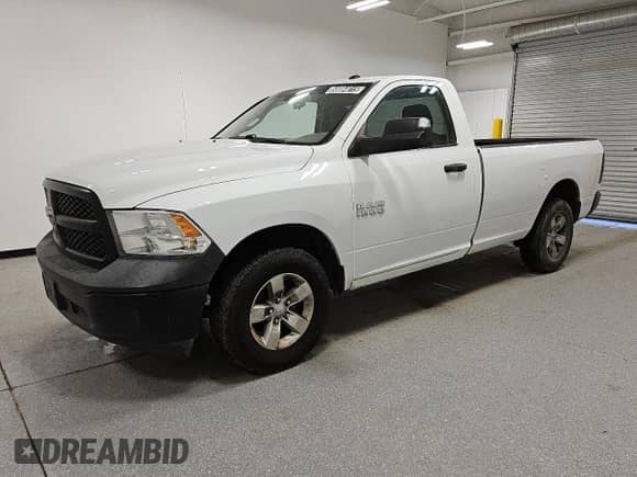2017 Ram 1500 Tradesman z VIN 3C6JR7DG4HG711175, wystawiony jako Copart lot #50084015 z przebiegiem 152 668 mil mil oraz Czysty tytuł • Clean title. Historia ofert i sprzedaży dostępna na DreamBid. Obrazek 1.