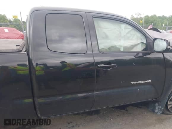 2018 Toyota Tacoma SR5 z VIN 5TFSZ5AN7JX129318, wystawiony jako IAAI lot #42318892 z przebiegiem 78 613 mil mil oraz . Historia ofert i sprzedaży dostępna na DreamBid. Obrazek 13.