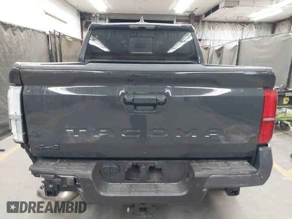 2024 Toyota Tacoma SR5 z VIN 3TMLB5JN7RM065128, wystawiony jako IAAI lot #42327526 z przebiegiem 8 385 mil mil oraz . Historia ofert i sprzedaży dostępna na DreamBid. Obrazek 16.