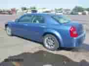 2007 Chrysler 300 C z VIN 2C3KA63H97H741249, wystawiony jako IAAI lot #42748999 z przebiegiem 156 928 mil mil oraz . Historia ofert i sprzedaży dostępna na DreamBid. Obrazek 3.