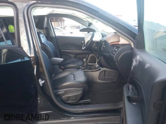 2019 Jeep Compass Limited z VIN 3C4NJCCB2KT667207, wystawiony jako IAAI lot #43436087 z przebiegiem 69 899 mil mil oraz . Historia ofert i sprzedaży dostępna na DreamBid. Obrazek 5.