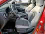 2022 Hyundai Kona SE z VIN KM8K22AB6NU765739, wystawiony jako Copart lot #69652685 z przebiegiem 37 937 mil mil oraz Czysty tytuł • Clean title. Historia ofert i sprzedaży dostępna na DreamBid. Obrazek 7.