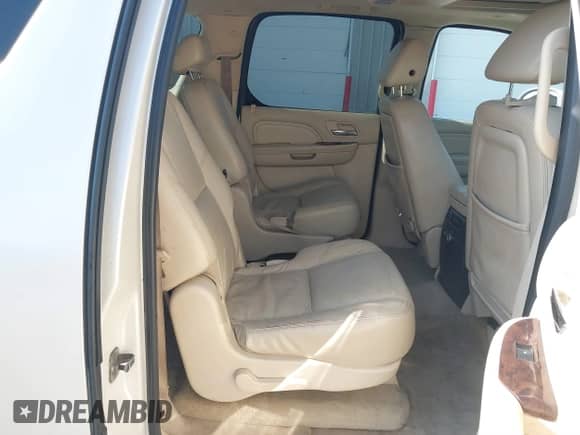 2007 Cadillac Escalade ESV с VIN 1GYFK66827R396002, выставлен на аукционе IAAI как лот 41333363 с пробегом 166 278 миль миль и . История ставок и продаж доступна на DreamBid. Изображение 8.