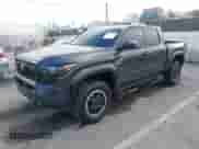 2024 Toyota Tacoma TRD Off Road с VIN 3TMLB5JN6RM051513, выставлен на аукционе IAAI как лот 43140179 с пробегом 13 703 миль миль и . История ставок и продаж доступна на DreamBid. Изображение 2.