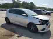 2018 Chevrolet Sonic LT z VIN 1G1JG6SH2J4103980, wystawiony jako Copart lot #59359705 z przebiegiem 103 308 mil mil oraz Szkoda całkowita • Salvage title. Historia ofert i sprzedaży dostępna na DreamBid. Obrazek 4.