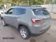 2023 Jeep Compass Latitude z VIN 3C4NJDBN9PT546487, wystawiony jako IAAI lot #43053671 z przebiegiem 16 170 mil mil oraz . Historia ofert i sprzedaży dostępna na DreamBid. Obrazek 3.