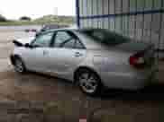 2004 Toyota Camry LE z VIN 4T1BF30KX4U569944, wystawiony jako Copart lot #81707915 z przebiegiem 246 068 mil mil oraz Szkoda całkowita • Salvage title. Historia ofert i sprzedaży dostępna na DreamBid. Obrazek 2.