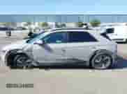 2025 Hyundai Ioniq 5 SEL z VIN 7YAKN4DA0SY004017, wystawiony jako IAAI lot #43099696 z przebiegiem 4 467 mil mil oraz . Historia ofert i sprzedaży dostępna na DreamBid. Obrazek 14.