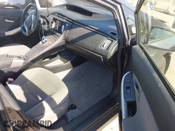 2013 Toyota Prius One z VIN JTDKN3DU5D1706258, wystawiony jako IAAI lot #42941896 z przebiegiem 94 396 mil mil oraz . Historia ofert i sprzedaży dostępna na DreamBid. Obrazek 5.