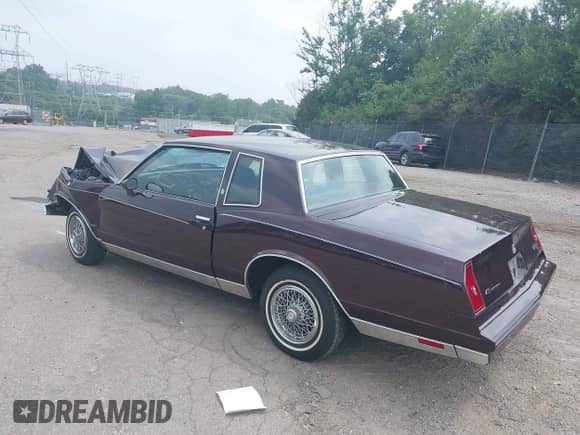 1985 Chevrolet Monte Carlo Sport z VIN 1G1GZ37Z0FR191636, wystawiony jako IAAI lot #42941028 z przebiegiem 63 817 mil mil oraz . Historia ofert i sprzedaży dostępna na DreamBid. Obrazek 3.