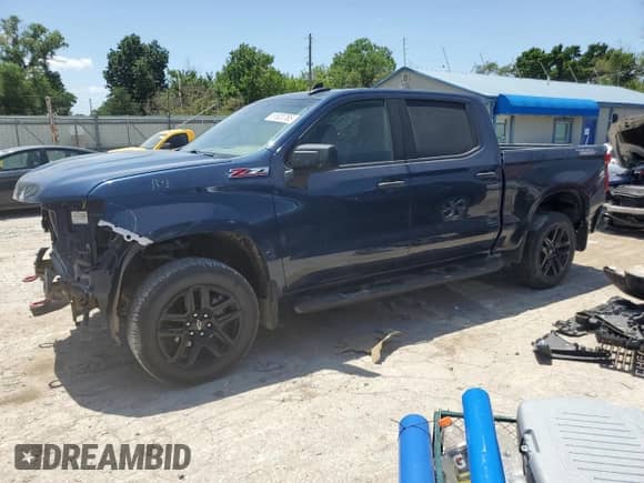 2021 Chevrolet Silverado 1500 Custom Trail Boss z VIN 1GCPYCEF8MZ392474, wystawiony jako Copart lot #61820765 z przebiegiem 83 902 mil mil oraz Szkoda całkowita • Salvage title. Historia ofert i sprzedaży dostępna na DreamBid. Obrazek 1.