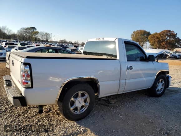 2006 GMC Sierra 1500 Work Truck z VIN 3GTEC14XX6G262056, wystawiony jako Copart lot #83385974 z przebiegiem 208 989 mil mil oraz Szkoda całkowita • Salvage title. Historia ofert i sprzedaży dostępna na DreamBid. Obrazek 3.