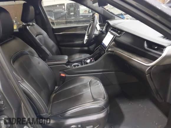 2024 Jeep Grand Cherokee z VIN 1C4RJYB60R8509704, wystawiony jako IAAI lot #41864520 z przebiegiem 11 034 mil mil oraz . Historia ofert i sprzedaży dostępna na DreamBid. Obrazek 5.