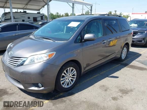 2017 Toyota Sienna XLE Auto Access Seat z VIN 5TDYZ3DC3HS850387, wystawiony jako IAAI lot #42945810 z przebiegiem 56 833 mil mil oraz . Historia ofert i sprzedaży dostępna na DreamBid. Obrazek 2.