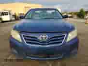 2011 Toyota Camry LE z VIN 4T1BF3EK2BU597257, wystawiony jako Copart lot #84029815 z przebiegiem 315 658 mil mil oraz Czysty tytuł • Clean title. Historia ofert i sprzedaży dostępna na DreamBid. Obrazek 5.