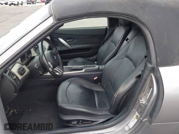 2005 BMW Z4 2.5i с VIN 4USBT33595LS58378, выставлен на аукционе IAAI как лот 43457443 с пробегом 55 535 миль миль и . История ставок и продаж доступна на DreamBid. Изображение 5.