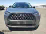 2024 Toyota Corolla Cross L z VIN 7MUAAAAG3RV100869, wystawiony jako Copart lot #70415445 z przebiegiem 25 881 mil mil oraz Szkoda całkowita • Salvage title. Historia ofert i sprzedaży dostępna na DreamBid. Obrazek 5.